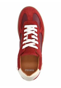 Rode suède en leren sneaker, met witte veters en een getextureerde rubberen zool. Rondlopende neusontwerp met een logo op de binnenzool.