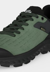 Πράσινο και μαύρο πεζοπορικό παπούτσι με κορδόνια με σχέδια, ετικέτα Gore-Tex Invisible Fit και ανθεκτική σόλα για εξωτερική χρήση.