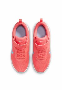 Baskets en maille corail avec un col rembourré, semelle blanche, design à lacets et accents bleu clair sur les côtés. Vue de dessus, détails matériels minimalistes.