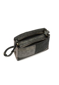 Borsa in pelle nera e grigia con due scomparti con zip, un pannello testurizzato e una tracolla removibile. Accentuata da hardware color oro.
