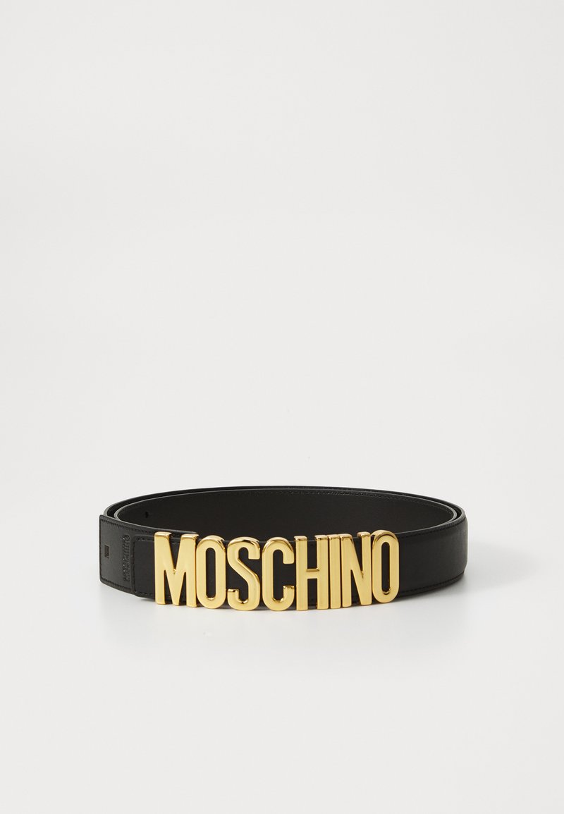 Zwarte leren riem met een grote gouden "MOSCHINO" logo gesp. De riem is glad met een stijlvol ontwerp en klassieke vorm.