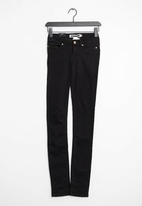 Jeans skinnies negros con una tela suave y elástica. Presentan bolsillos frontales, un cierre de un solo botón y un diseño de pierna ajustada y cónica.