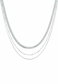 Collier en argent à trois couches présentant différents styles de chaînes, y compris un design en chevron, des accents de perles et des maillons lisses, affiché sur un fond blanc.