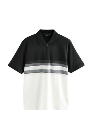 Czarny i biały polo z krótkim rękawem z zamkiem błyskawicznym przy kołnierzy, z poziomymi paskami w odcieniach szarości i bieli na górnej części przodu.