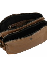 Borsa a tracolla in pelle marrone con tre scomparti con zip e una superficie liscia. Interno in tessuto nero; zip in metallo visibili.