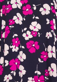 Marinfärgad tyg prydd med rosa och vita blommönster. Designen har olika blomformer och löv, vilket skapar en livlig visuell textur.