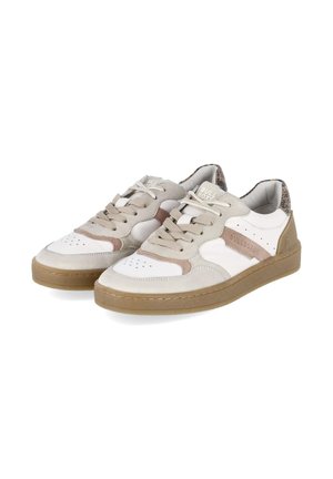 Paar lage sneakers met witte, beige en bruine panelen, beige veters, geperforeerd teenstuk en kauwgomkleurige rubberzolen.