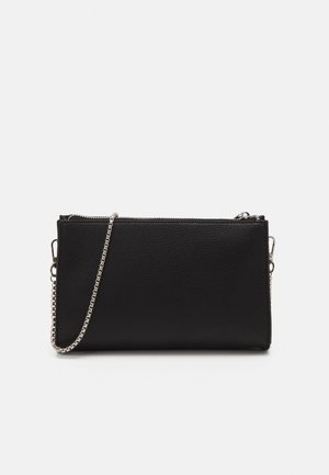 Schwarze rechteckige Lederhandtasche mit silberner Kette auf weißem Hintergrund.