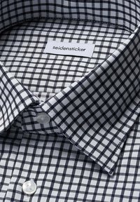 Zwart-wit ruitjesoverhemd met een button-down kraag, voorzien van een label met de naam "seidensticker" en gemaakt van gladde katoen.