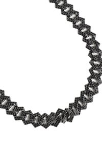 Schwarze Metallkette mit ineinandergreifenden geometrischen Gliedern, die strukturierte Oberflächen und einen glänzenden Finish aufweisen, wodurch ein markantes Muster entsteht.