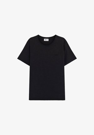 T-shirt nera a maniche corte realizzata in cotone morbido. Presenta un colletto a girocollo e un piccolo dettaglio con logo sul lato sinistro davanti.