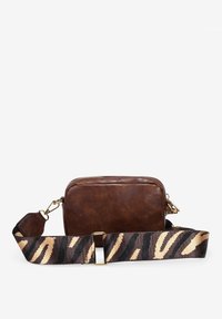 Bolso cruzado de cuero marrón con forma rectangular, superficie texturizada y una correa ajustable con un patrón que presenta rayas negras y doradas.