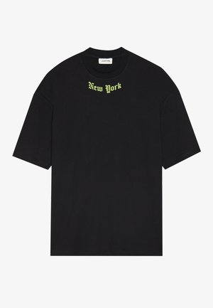 Juodas medvilninis marškinėlis su trumpomis rankovėmis ir apvaliu iškirpimu. Žalias „Niujorkas“ tekstas gotikos stiliumi per krūtinę.