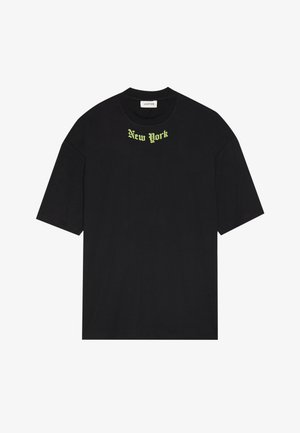 Juodas medvilninis marškinėlis su trumpomis rankovėmis ir apvaliu iškirpimu. Žalias „Niujorkas“ tekstas gotikos stiliumi per krūtinę.