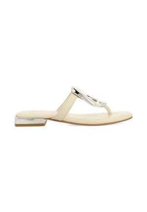 Sandalia plana de color beige con un acento plateado brillante, suela plana, diseño tipo thong y tiras minimalistas. Textura de cuero suave.