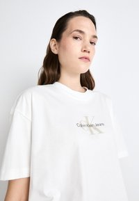 Calvin Klein Jeans MONOLOGO - T-shirt con stampa - bright white