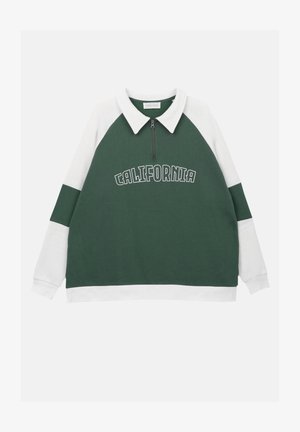 Grønn og hvit sporty hettegenser med glidelås i kragen, med "CALIFORNIA"-tekst i fet skrift over fronten og kontrastfargede ermer.