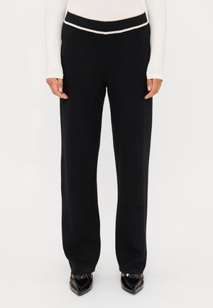 Zwarte, rechte broek met hoge tailleband en een contrasterende witte bies. Gemaakt van een zachte, flexibele stof.