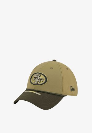 Khakifarbene Baseballmütze mit einem olivgrünen Schirm. Verfügt über ein großes, gesticktes "SF"-Logo und ein kleines Markenzeichen an der Seite.