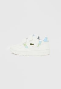 Valkoiset tennarit tarranauhakiinnityksellä, joissa on vaaleansinisiä ja vihreitä yksityiskohtia. Lacosten logo brodeerattu sivuun. Kumipohja.