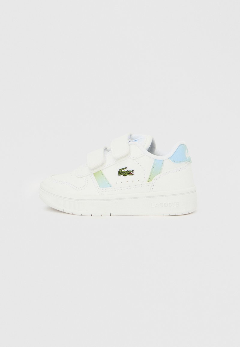 Valkoiset tennarit tarranauhakiinnityksellä, joissa on vaaleansinisiä ja vihreitä yksityiskohtia. Lacosten logo brodeerattu sivuun. Kumipohja.