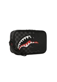 Borsa in tessuto a quadri neri con un ampio design di bocca di squalo in nero, bianco e rosso. Include una tracolla staccabile e chiusura con zip.