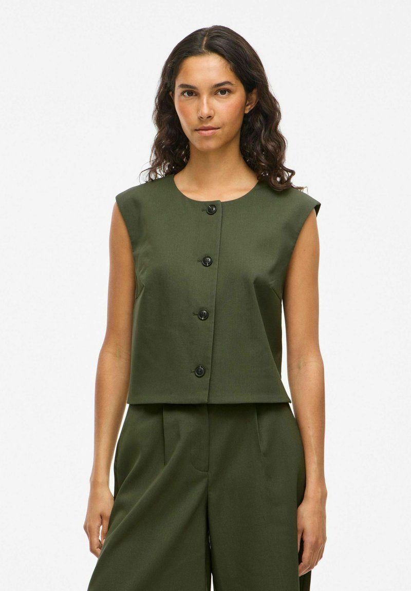 Ärmelloses, olivgrünes Cropped-Top mit rundem Ausschnitt und fünf schwarzen Knöpfen auf der Vorderseite, aus strukturiertem Stoff.