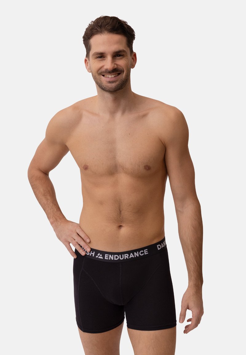 Zwarte boxershorts met een brede tailleband waarop "DANISH ENDURANCE" staat. Gemaakt van zachte stof, met een aansluitend ontwerp en een standaard beenlengte.