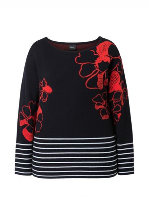 Marineblauwe trui met rode bloemenprints op de schouder en mouwen, met witte horizontale strepen near de onderkant en op de mouwen.