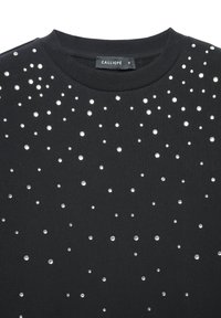 Sweat-shirt noir à col rond, présentant une surface texturée ornée de cristaux éparpillés pour plus de détails.