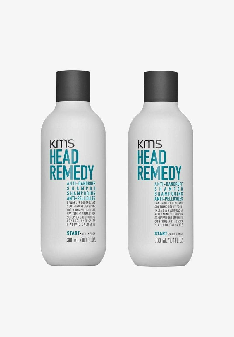 Zwei weiße Flaschen KMS Head Remedy Anti-Schuppen-Shampoo, jeweils 300 mL, mit schwarzen Kappen und türkisfarbener Schrift, die Produktinformationen enthält.