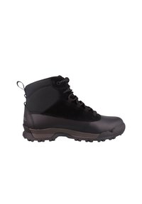 Bota de senderismo negra con parte superior sintética, acabado texturizado, puntera redonda, acolchado reforzado y suela de goma resistente para tracción. Diseño de cordones.
