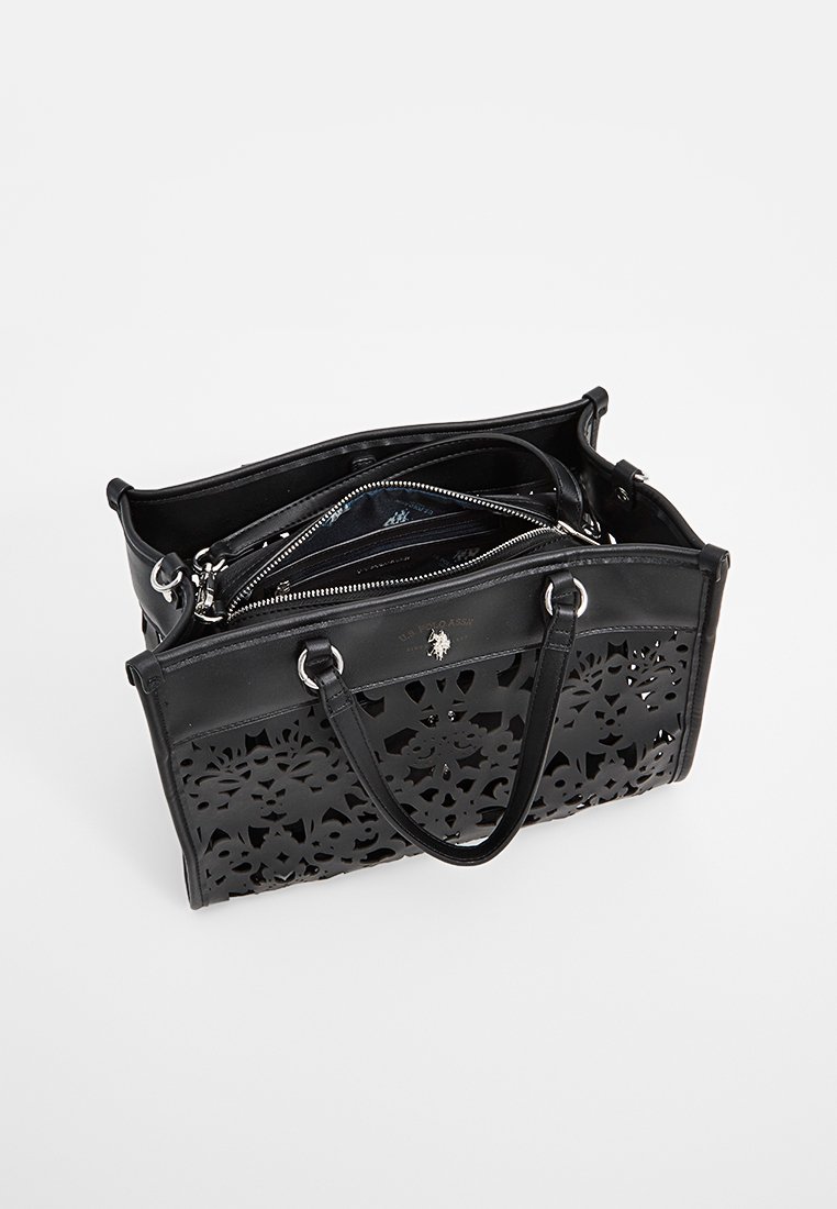 Schwarze Handtasche mit durchbrochenem Blumenmuster, doppelten Henkeln, Reißverschlussfächern und einer glatten Oberfläche. Offenes Design zeigt die inneren Fächer.