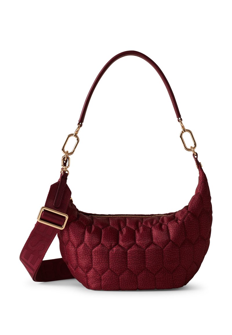 Bordeauxfarbene Schultertasche mit Hexagonmuster, glatter Textur, goldfarbener Hardware und verstellbarem Riemen. Reißverschlussverschluss an der Oberseite.