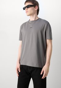 BOSS TCHUP - Paprasti marškinėliai - dark grey