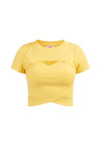 Sárga bordás crop topp, rövid ujjakkal, átlós tervezéssel és kivágott résszel a mellkason. Puha textúra, laza illeszkedés.