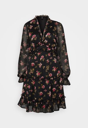 Vestido preto floral feito de tecido transparente, com mangas longas, detalhes em babados, camadas em camadas e um design envolvente com flores rosas e amarelas.