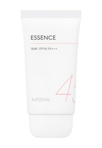 Tube blanc avec un bouchon à rabat. L'étiquette présente le texte "ESSENCE," "SUN SPF45 PA+++" et le nom de la marque "MISSHA" dans une police simple noire et rose.