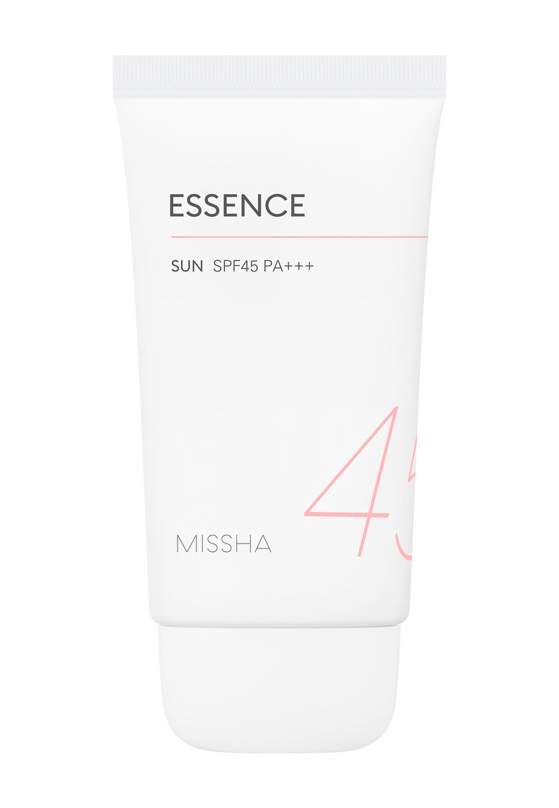 Tube blanc avec un bouchon à rabat. L'étiquette présente le texte "ESSENCE," "SUN SPF45 PA+++" et le nom de la marque "MISSHA" dans une police simple noire et rose.