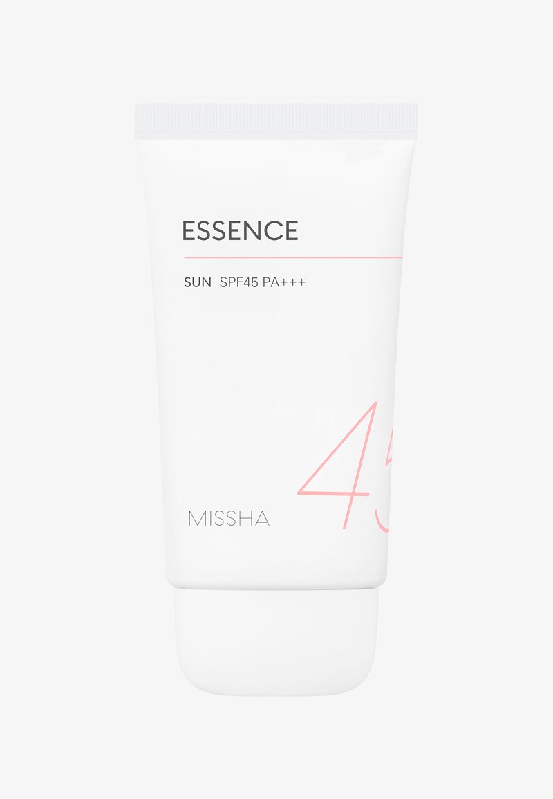Hvid tube med flip-top låg. Etiket har teksten "ESSENCE," "SUN SPF45 PA+++" og mærkenavnet "MISSHA" i en enkel sort og pink skrifttype.