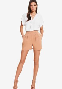PETITE FIT - UTILITY V-NECK SHORT ROLL SLEEVE - Bluse - white
