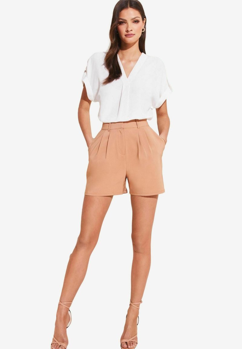 Lipsy - PETITE FIT - UTILITY V-NECK SHORT ROLL SLEEVE - Blouse - white, Enlarge