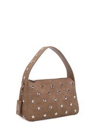 Borsa in camoscio marrone dal design sottile, caratterizzata da decorazioni a forma di stelle argentate e chiusura superiore con cerniera. Tracolla corta inclusa.