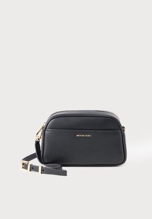 Sort læder Michael Kors crossbody taske med guld hardware og justerbar rem på enkel lys baggrund.