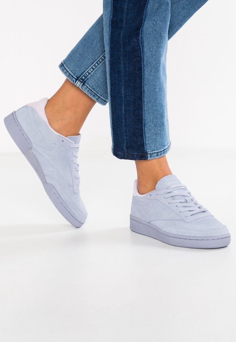Baskets en suède violet clair avec un design basse, des accents texturés et un système de laçage. Présentent une semelle en caoutchouc et un talon renforcé.