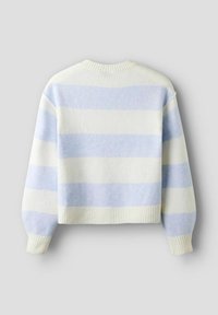 Īss džemperis no mīksta auduma ar mainīgām gaiši zilām un krēmkrāsas svītrām, tam ribota apkakle un aproces.