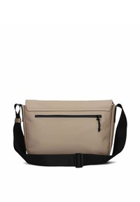 Borsa a tracolla rettangolare beige con una tracolla nera regolabile e una tasca con zip orizzontale sul davanti.