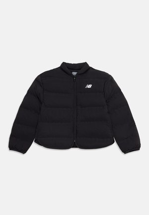 Schwarze wattierte Jacke mit durchgehendem Frontreißverschluss, elastischen Bündchen und weißem New Balance-Logo auf der linken Brust.