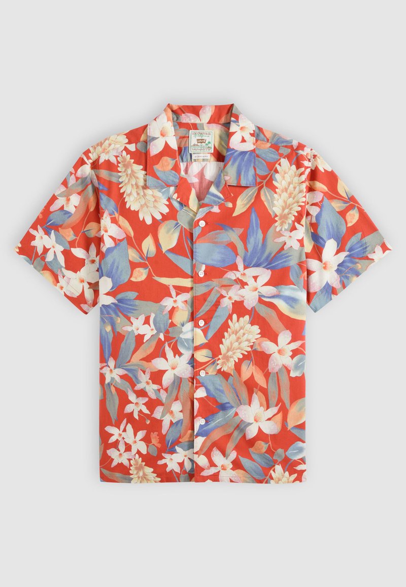 Camisa de manga corta con botones, fondo rojo brillante y gran patrón floral en tonos blancos, azules y beige.