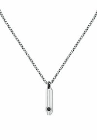 Pendenti in tonalità argento su una catena, caratterizzati da un design geometrico con un accento esagonale, finitura lucida e una texture liscia e riflettente.